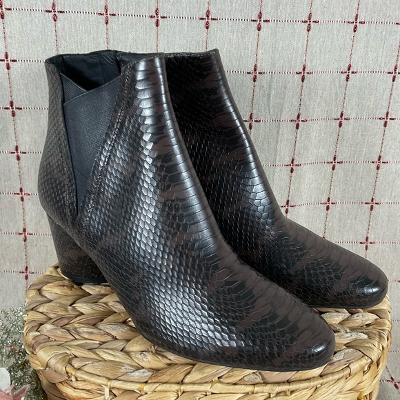 27 Edit Naturalizer “Porsia” Brown Snakeskin Leather Ankle Boots Size 9.5 Bootie - Picture 2 of 7